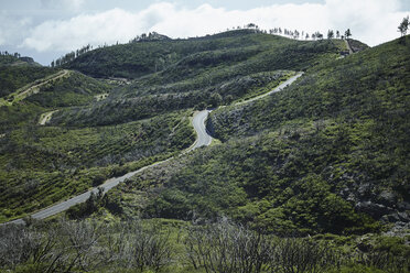 Spanien, Kanarische Inseln, La Gomera, kurvenreiche Straße - RHF001277