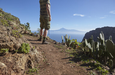 Spanien, Kanarische Inseln, La Gomera, Wanderer auf dem Weg - RHF001281