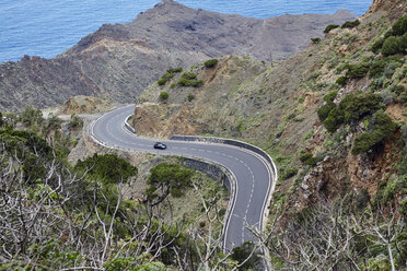 Spanien, Kanarische Inseln, La Gomera, kurvenreiche Straße - RHF001288