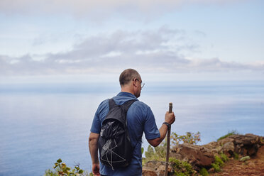 Spanien, Kanarische Inseln, La Gomera, Wanderer auf dem Weg - RHF001290