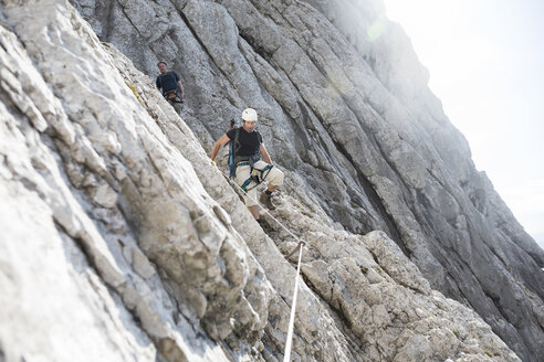 Österreich, Tirol, Wilder Kaiser, zwei Männer auf Klettersteig - TKF000426