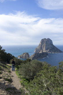 Spanien, Ibiza, Frau auf Wanderweg an der Küste - TKF000429