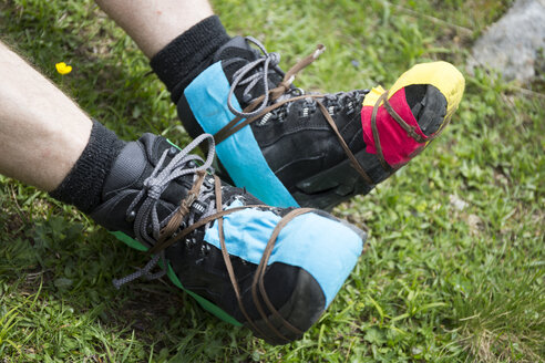 Beschädigte Kletterschuhe mit Klebeband repariert - TKF000431