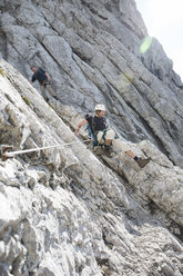 Österreich, Tirol, Wilder Kaiser, zwei Männer auf Klettersteig - TKF000433