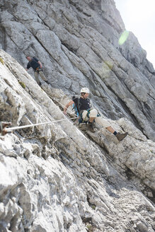 Austria, Tyrol, Wilder Kaiser, two men on via ferrata - TKF000433