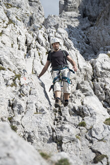 Österreich, Tirol, Wilder Kaiser, Mann auf Klettersteig - TKF000434