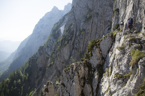 Österreich, Tirol, Wilder Kaiser, zwei Männer auf Klettersteig Richtung Goinger Halt - TKF000435