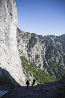 Österreich, Tirol, Wilder Kaiser, zwei Klettersteiggeher auf dem Weg zur Goinger Haltestelle - TKF000436