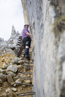 Österreich, Tirol, Wilder Kaiser, Mann auf Klettersteig Richtung Ellmauer Halt - TKF000437