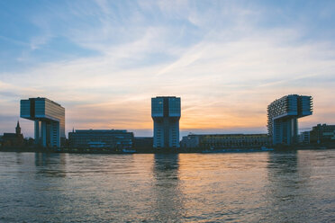 Deutschland, Köln, Blick auf Kranhäuser in der Abenddämmerung - MADF000794