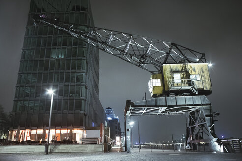 Deutschland, Köln, KAP am Suedkai und Hafenkran im Rheinhafen bei Nacht - MAD000795