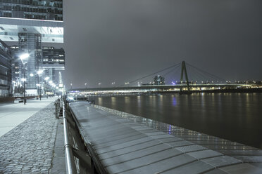 Deutschland, Köln, Kranichhäuser und Severinsbrücke bei Nacht - MADF000796