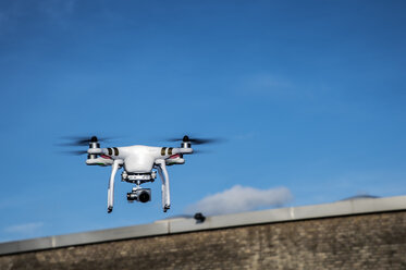 Fliegende Drohne mit Kamera - FRF000381