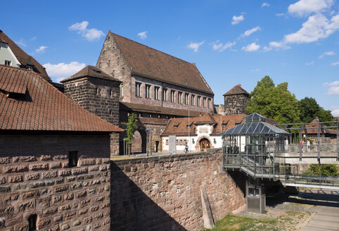 Deutschland, Nürnberg, Lorenz Altstadt, Stadtmauer und Kartäusertor - SIEF006954