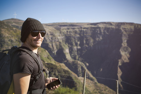 Portugal, Madeira, Mann auf Wandertour entlang der Levadas, lizenzfreies Stockfoto