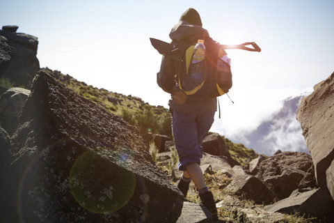 Portugal, Madeira, Mann auf Wandertour entlang der Levadas, lizenzfreies Stockfoto