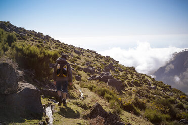 Portugal, Madeira, Mann auf Wandertour entlang der Levadas - REAF000041