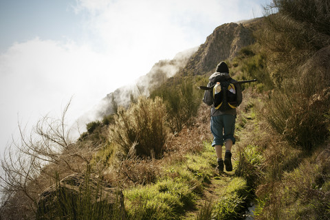 Portugal, Madeira, Mann auf Wandertour entlang der Levadas, lizenzfreies Stockfoto