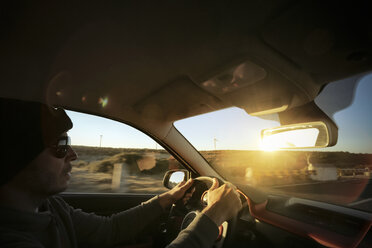 Portugal, Madeira, Mann fährt Auto bei Sonnenuntergang - REAF000047