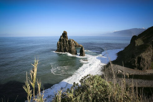 Portugal, Madeira, Felsen bei Porto Moniz - REAF000053