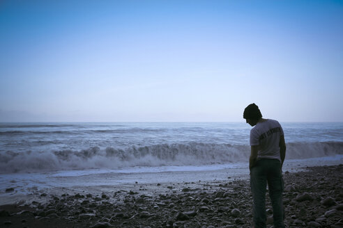 Portugal, Madeira, man on Seixal beach - REAF000054