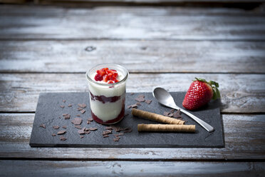 Yogurt with fresh strawberries - MAEF011267