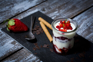 Joghurt mit frischen Erdbeeren - MAEF011268