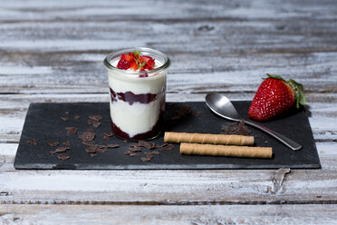 Yogurt with fresh strawberries - MAEF011269