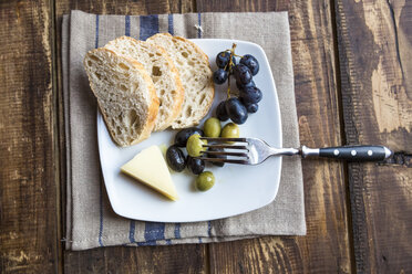 Mit Baguettescheiben, Käse, Weintrauben und Oliven belegen - SARF002543