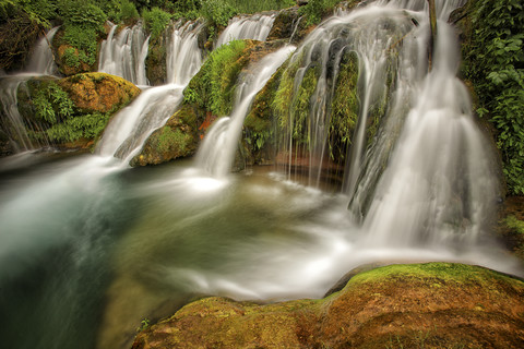 Spanien, Tarragona, Ports de Beceit, Les Gubies del Parrisal, Wasserfall, lizenzfreies Stockfoto