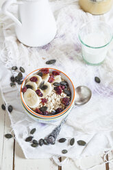 Schale mit Haferflocken, getrockneten Cranberries, Bananenscheiben und Kürbiskernen - SBDF002691