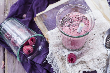 Glass of vegan raspberry smoothie - SBDF002694