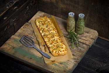 Focaccia mit Knoblauch, Rosmarin und Thymian - MAEF011285