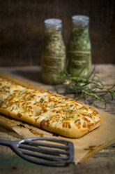 Focaccia mit Knoblauch, Rosmarin und Thymian - MAEF011286