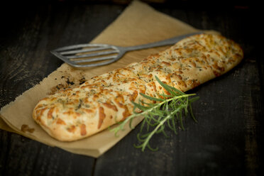 Focaccia mit Knoblauch, Rosmarin und Thymian - MAEF011289