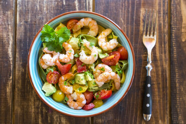 Noodle salad with avocado, tomato and shrimps in bowl on wood - SARF002545