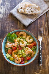Noodle salad with avocado, tomato and shrimps in bowl on wood - SARF002546