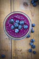 Glas Chia-Blaubeer-Pudding auf Holz - LVF004516