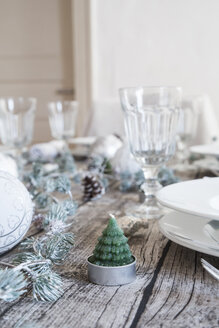 Teelicht in Form einer Tanne auf dem gedeckten Tisch zur Weihnachtszeit - LVF004528