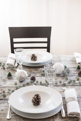 Gedeckter Tisch zur Weihnachtszeit - LVF004529