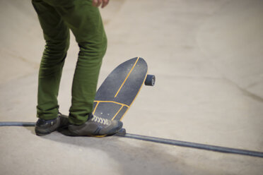 Beine eines jungen Mannes mit Skateboard - SKCF000054