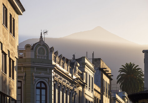 Spanien, Teneriffa, La Orotava, Hausfassaden in der Abenddämmerung mit dem Berg Teide im Hintergrund - SIEF006956