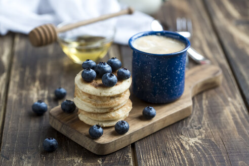 Mini-Pfannkuchen, Blaubeeren und eine Tasse Kaffee - SARF002548