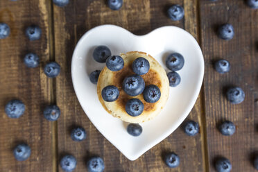 Blaubeeren und ein Stapel Mini-Pfannkuchen auf einem herzförmigen Teller - SARF002551