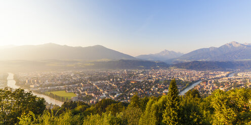 Österreich, Tirol, Innsbruck, Stadtbild mit Inn - WDF003516