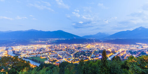 Österreich, Tirol, Innsbruck, Stadtbild, blaue Stunde - WDF003524