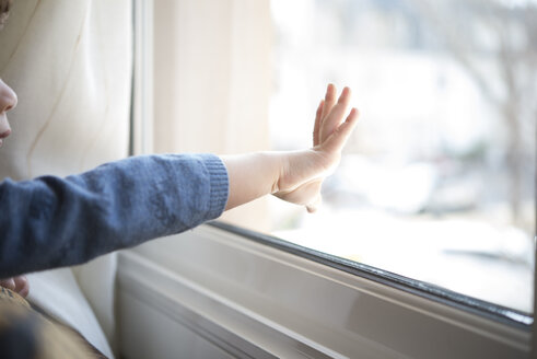 Hand eines kleinen Jungen berührt die Fensterscheibe - SKCF000057