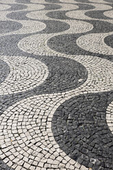 Portugal, Lissabon, Bodenmosaik am Rossio-Platz - HLF000944