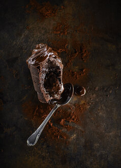 Schokoladenmuffin mit flüssigem Kern, Kakao und Teelöffel - KSWF001741