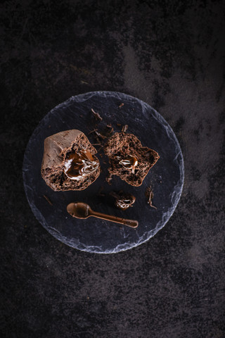 Schokoladenmuffin mit flüssigem Kern und Schokoladenlöffel, lizenzfreies Stockfoto